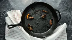 Zašto se hrana lijepi za tavu i kako to spriječiti u 5 jednostavnih koraka